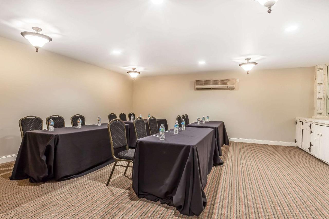 The Aurora Inn Hotel And Event Center エクステリア 写真